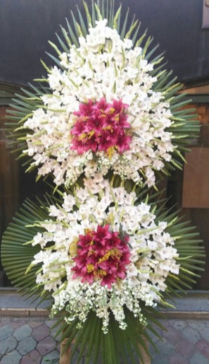 سبد گل با پایه فلزی مناسب مراسم عروسی